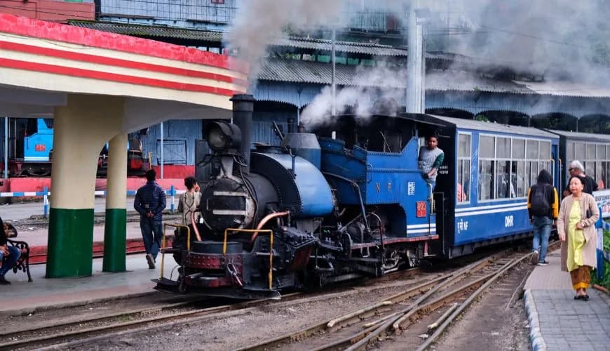 Ride on the Darjeeling Himalayan Railway
