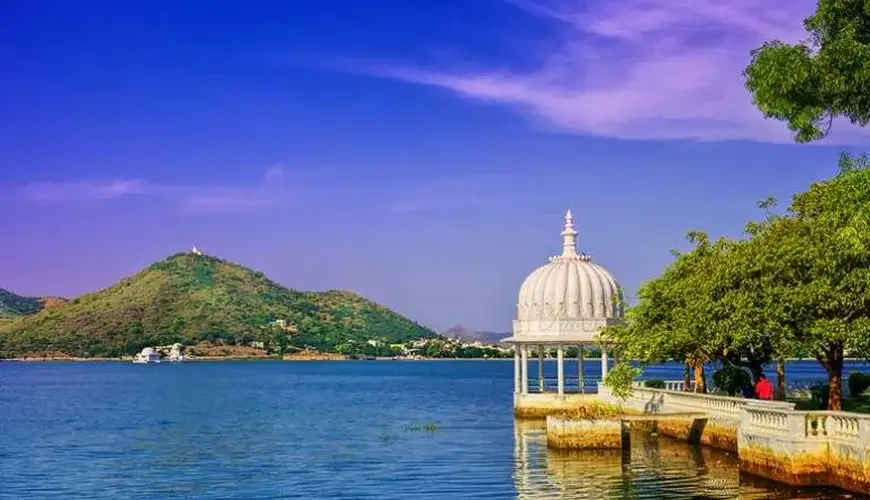 Take a boat ride at Fateh Sagar Lake in Udaipur